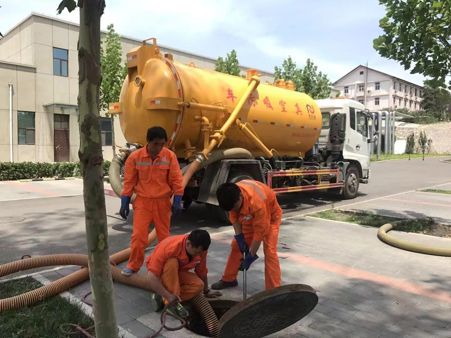 北大镇管道疏通车停在窨井附近