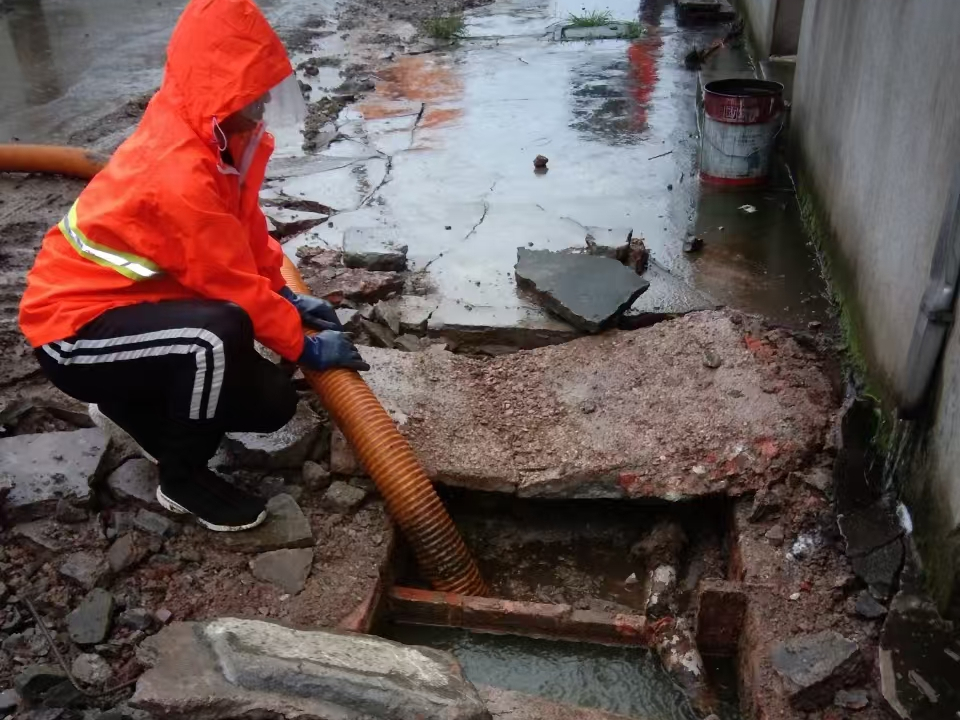 北大镇专业清理污水池 炜誉市政以规范流程守护城市 “肠道”